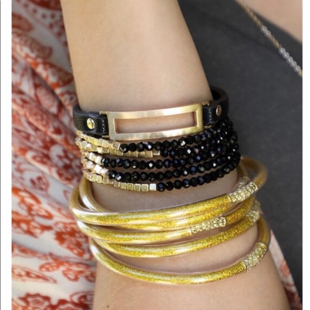 Sassy and Classy Leather and Metal Bracelet. - Picture 4 of 4